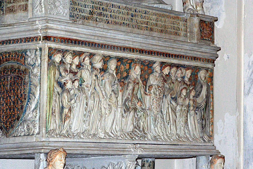 In the left aisle there is the funeral monument of Queen Margherita of Durazzo by the sculptor Antonio Baboccio da Piperno.
