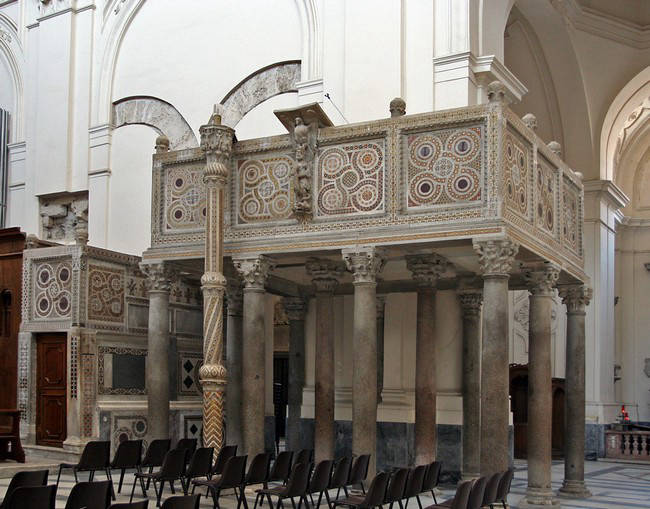 Il pulpito maggiore, Ambone d'Ajello, con cero Pasquale degli ultimi decenni del XII secolo