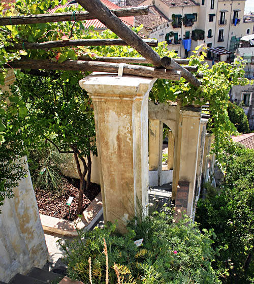 la scalea del Seicento, costruita sulle mura antiche, retta da pilastri a pianta quadrata con semplici decorazioni in stucco