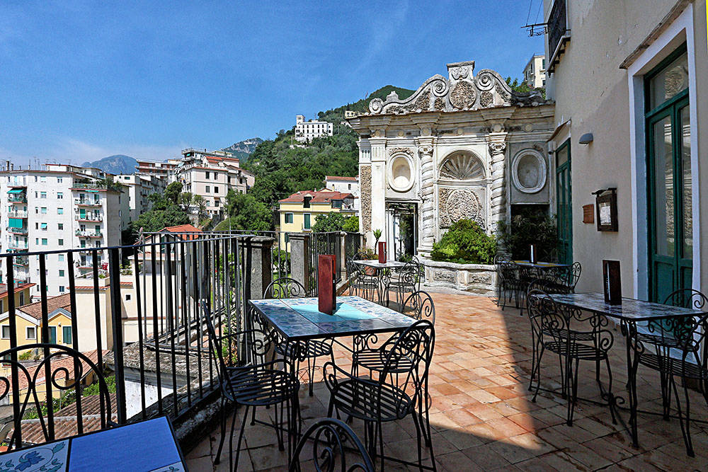 fontana della conchiglia e terrazzo e Tisaneria Palazzo Capasso