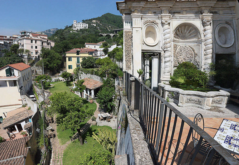 Vista della fontana della Conchiglia e girdini sottostanti Palazzo Capasso.