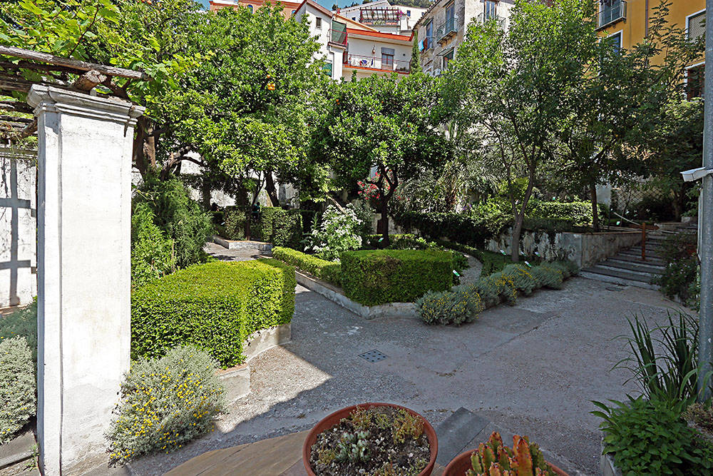 Primo terrazzamneto con pergolato beldere su Salerno