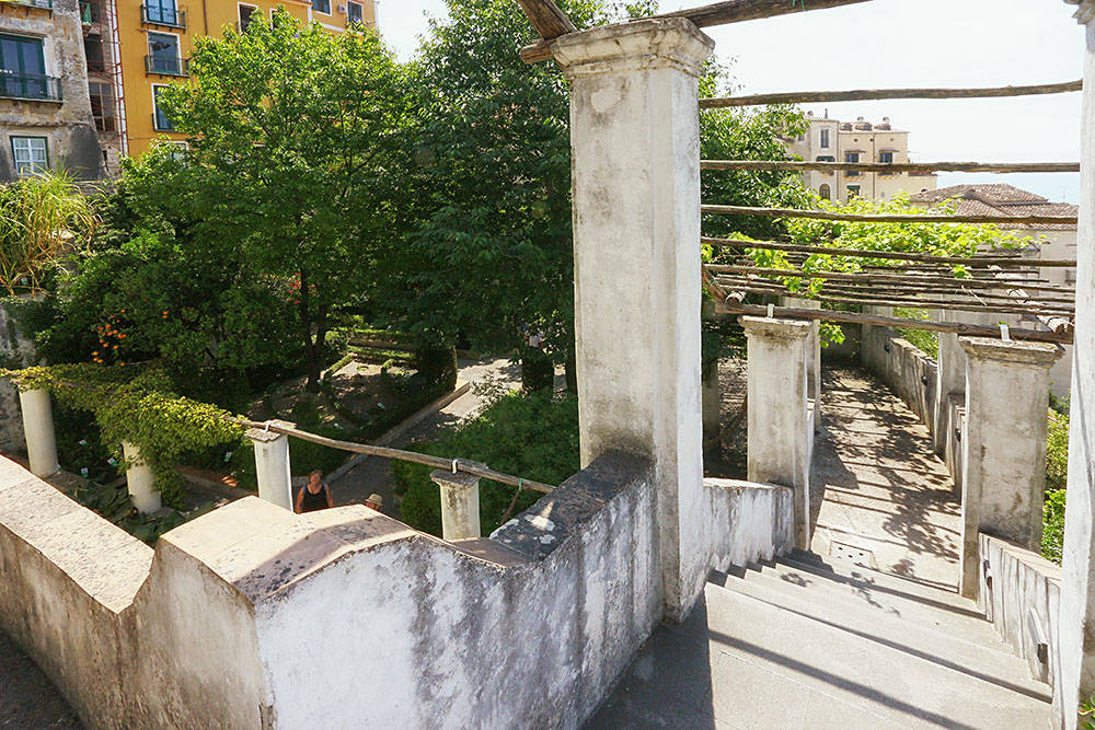 Scalea che porta al terrazzo belvedere pergolato sopraelevato.