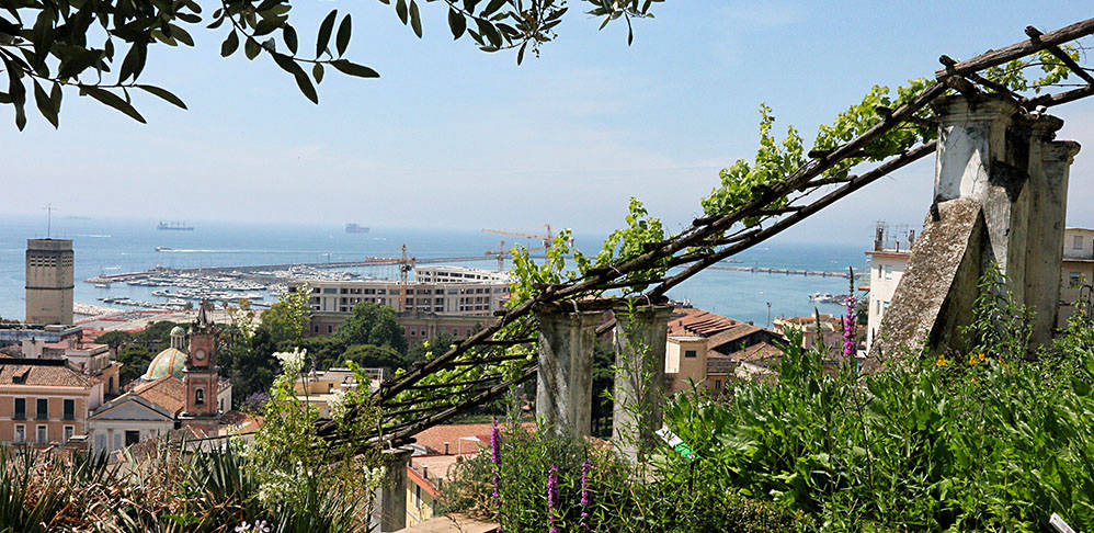 Orto Botanico - la scalea del Seicento, costruita sulle mura antiche, retta da pilastri a pianta quadrata con semplici decorazioni in stucco 