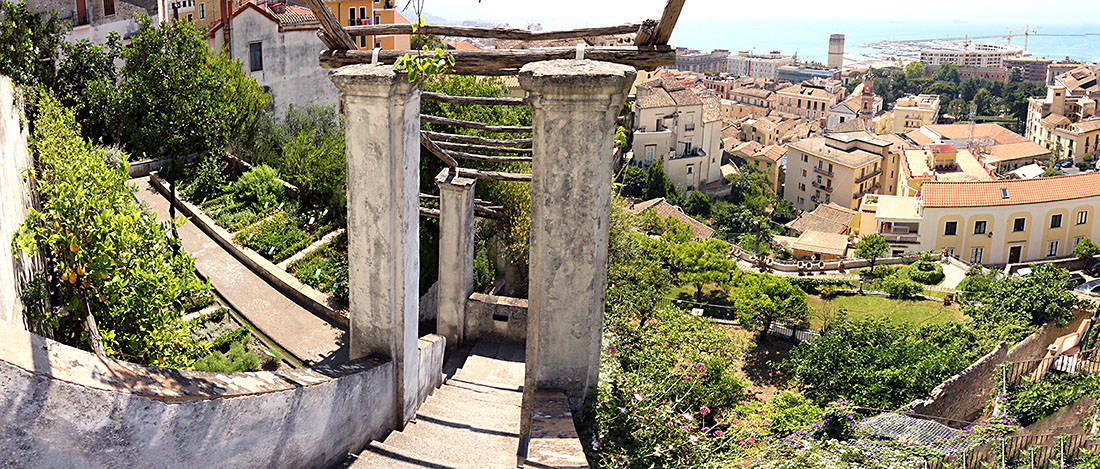 la scalea del Seicento, costruita sulle mura antiche, retta da pilastri a pianta quadrata con semplici decorazioni in stucco