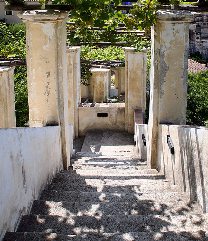 La scala del Seicento, costruita sulle mura antiche. La scala congiunge i vari terrazzamenti, dai quali si può ammirare il porto ed il centro storico, godendo di una vista spettacolare sull'intera città di Salerno.