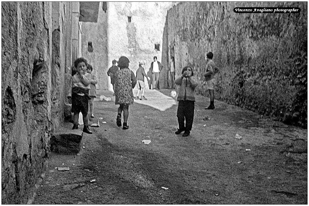 Ritratti ambientati in Salerno centro storico - Bambini che giocano.