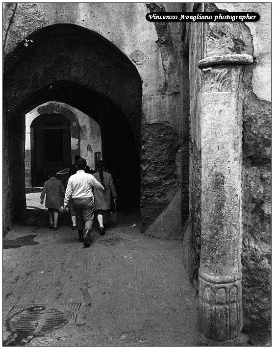 Salerno centro storico - Vicolo dei Sartori colonna Cappella Sant'Anna