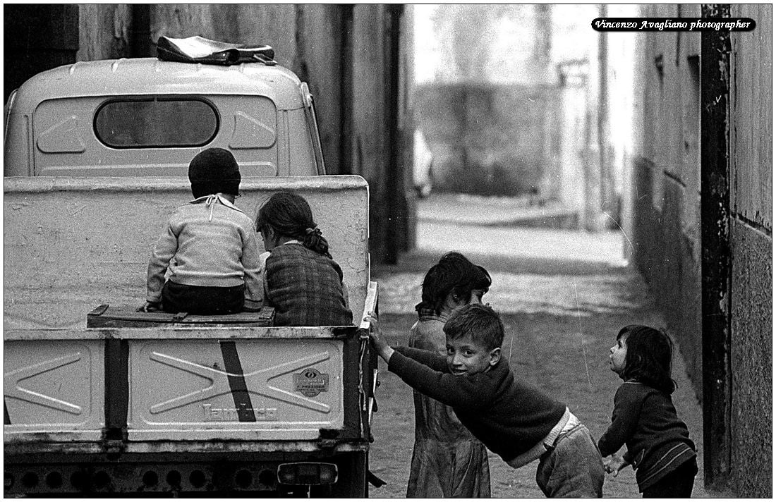 Ritratti ambientati in Salerno centro storico - Bambini che giocano.