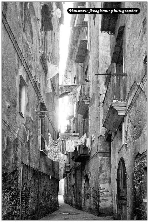 Salerno centro storico vicolo can archi e biancheria stesa ad asciugare.