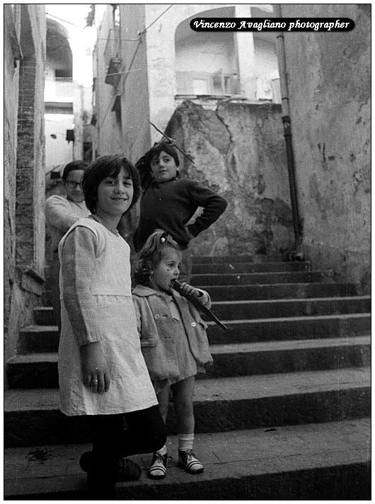 Salerno centro storico -Bambini in Via - scalinata Porta di Ronca