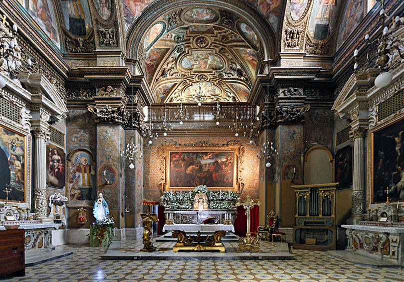 Chiesa San Giorgio altare e transetti
