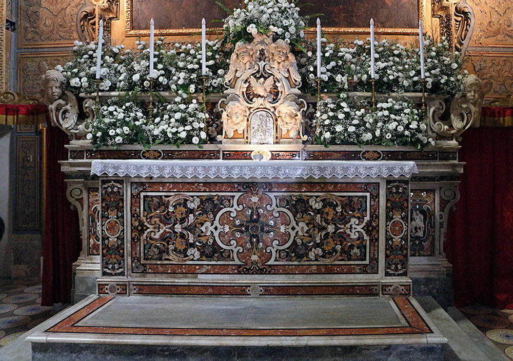 Chiesa S. Giorgio - Altare maggiore in tarsie marmoree policrome con inserti di madreperla, arricchito di bassorilievi e sculture