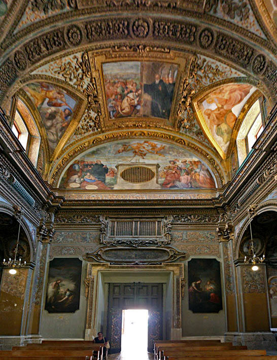 La parte più interessante dell’intera chiesa sono però gli affreschi.