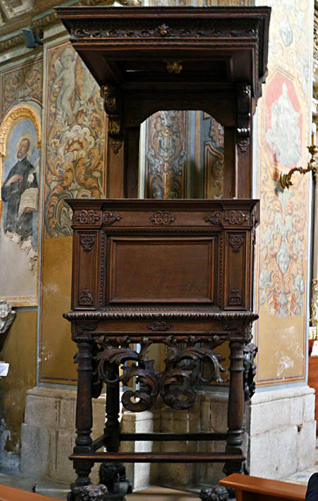 Il pulpito seicentesco in legno scolpito: si eleva su quattro colonne 
