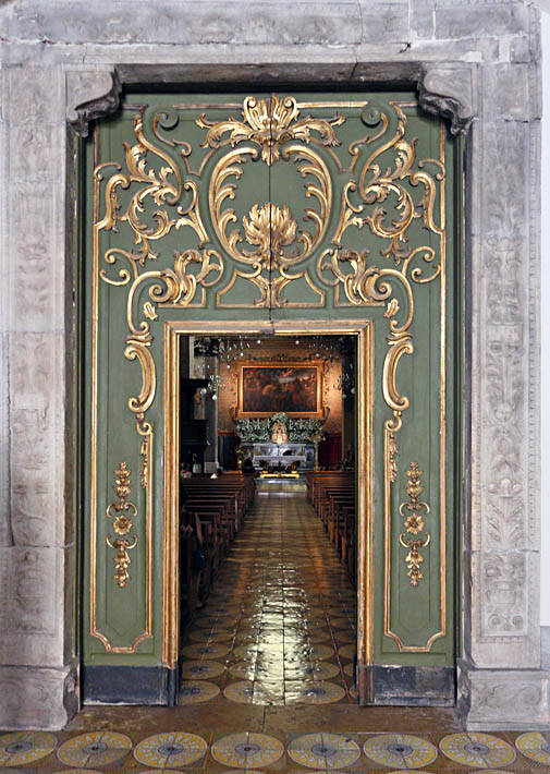 Alla chiesa vera e propria si accede attraverso un elegante portale cinquecentesco