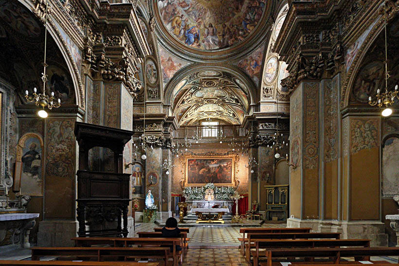 Chiesa San Giorgio Edificio ad un unica navata con cappelle laterali e transetto