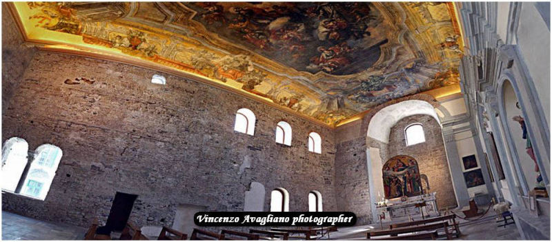 San Pietro a Corte - Cappella Palatina - La parete nord era l’unica da cui la sala poteva prendere luce diurna. Lungo il versante settentrionale vennero aperte finestre monofore e bifore