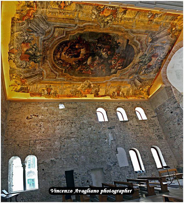 San Pietro a Corte - Cappella Palatina - La parete nord era l’unica da cui la sala poteva prendere luce diurna. Lungo il versante settentrionale vennero aperte finestre monofore e bifore, disposte su due livelli, che consentivano l’illuminazione interna della sala. 