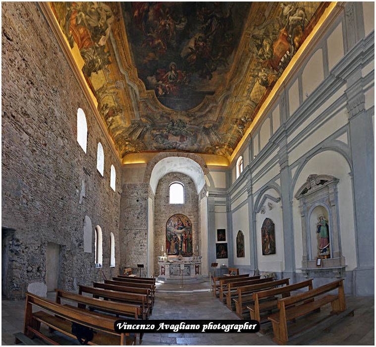 Cappella Platatina  San Pietro a Corte - Apse and northern wall in Lombard masonry on the left and southern wall on the right with a reconstruction of the Baroque aspect.