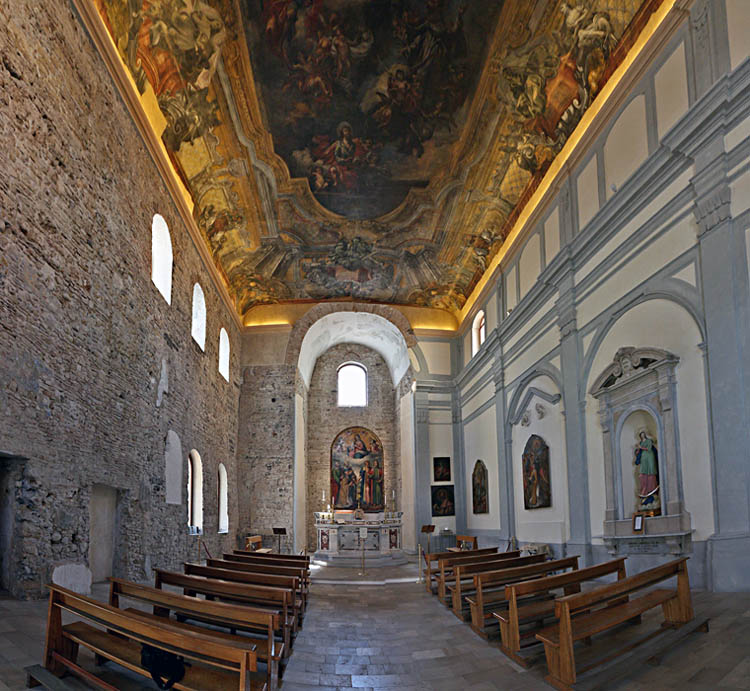 La chiesa si articola in una navata unica conclusa da un’abside semicircolare, realizzata in sostituzione dell’originaria abside rettangolare nel corso del restauro cinquecentesco realizzato intorno al 1576