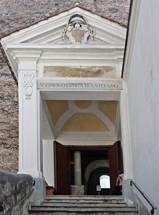 scala d'ingresso alla stessa chiesa che conduce ad un protiro con un timpano sostenuto da colonne.