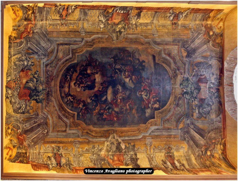 Sul soffitto la tela dipinta raffigurante la “Gloria della Vergine” realizzata negli anni tra 1740-1750 da Filippo Pennino. 
