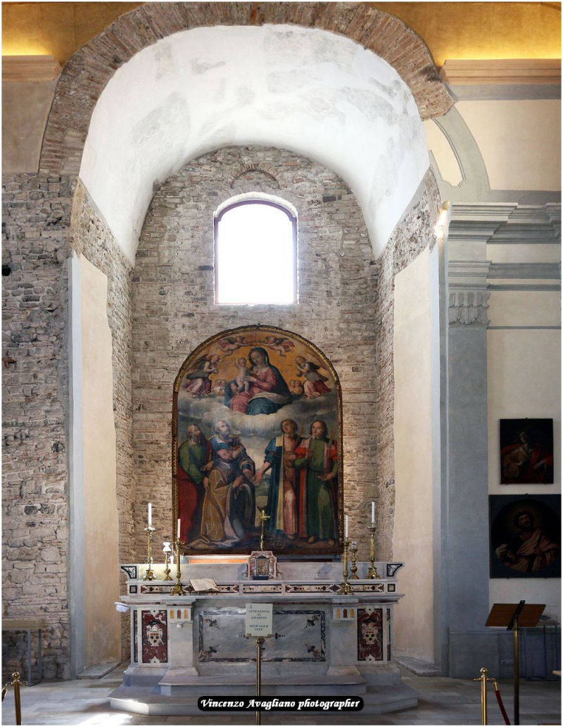 La chiesa fu poi abbellita con la tavola lignea collocata sull’altare centrale. la tavpòa fu realizzata nel 1592 dal pittore Decio Tramontano