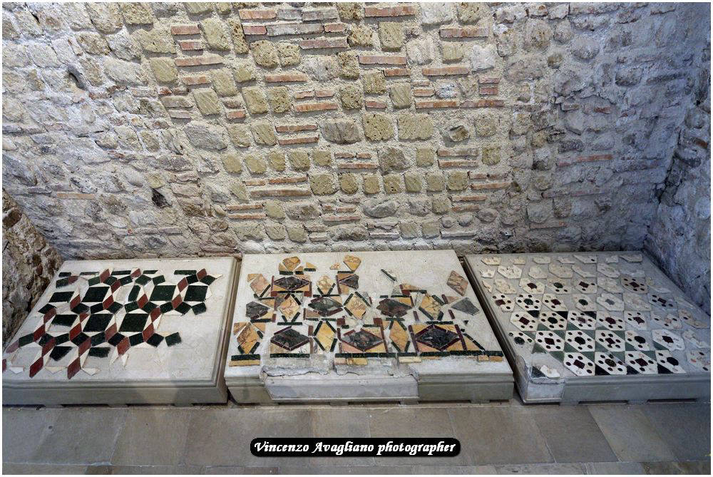 The ancient floor of the Hall in polychrome Opus Sectile, an element of connection with the classical world, is given by the mosaic floor, of which numerous tesserae or fragments have been found. Palatine Chapel
