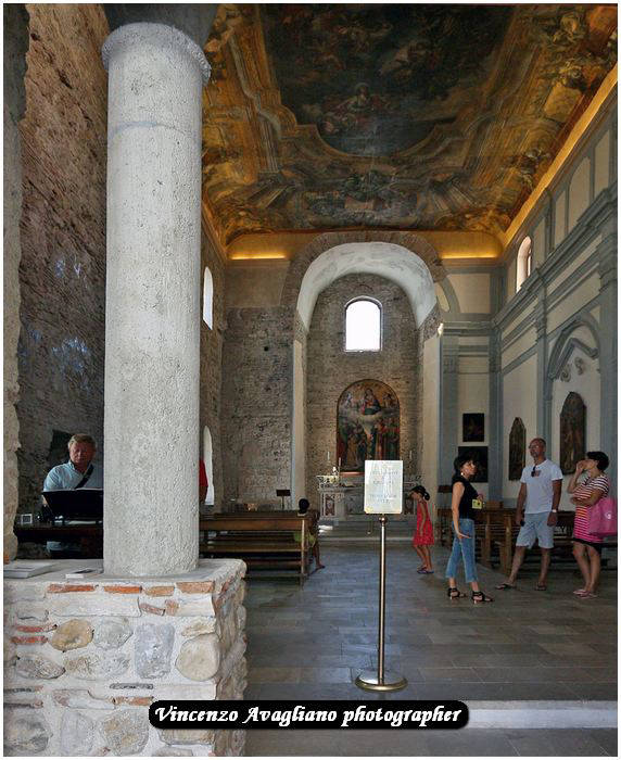 Cappella Platatina  San Pietro a Corte Lato ovest della cappella scalinata e Porta che consente l’accesso alla chiesa dall’esterno. L'interno è a navata unica con abside.