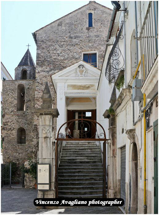 Nel 700 fu realizzata una scala d'ingresso alla stessa chiesa che conduce ad un protiro con un timpano sostenuto da colonne.