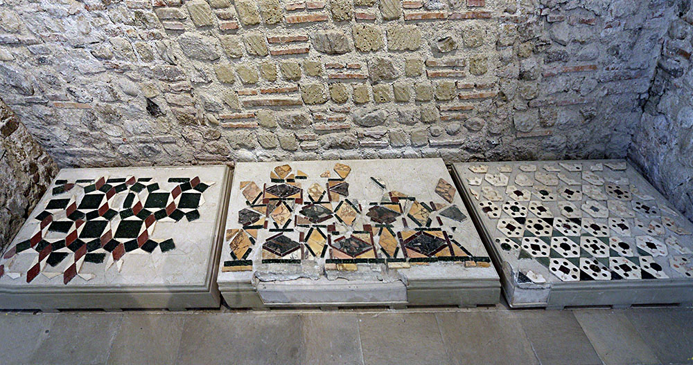 Antica pavimentazione dell'aula in litostroto realizzato in opus sectile. San Pietro a Corte - Cappella Palatina