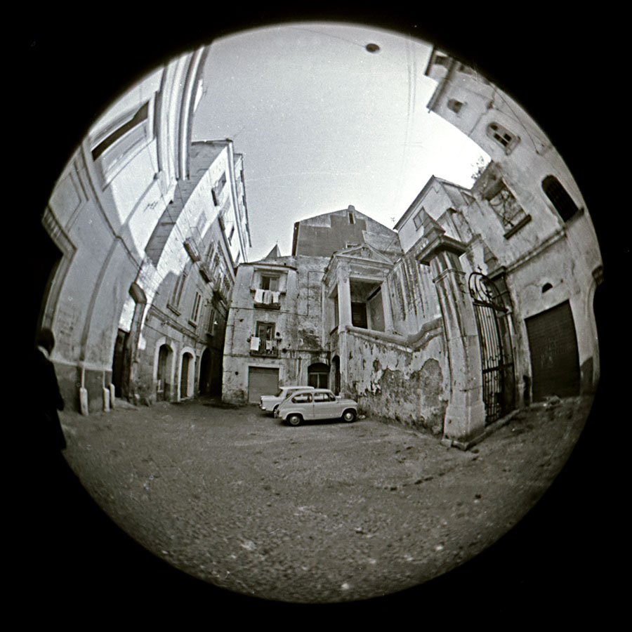 Largo San Pietro a Corte in una foto fine anni '60 prima del terremoto del 1980 e del restauro eseguito negli anni successivi. A sinistra nella foto ingresso del Vicolo Adelberga e Palazzo Fruscione