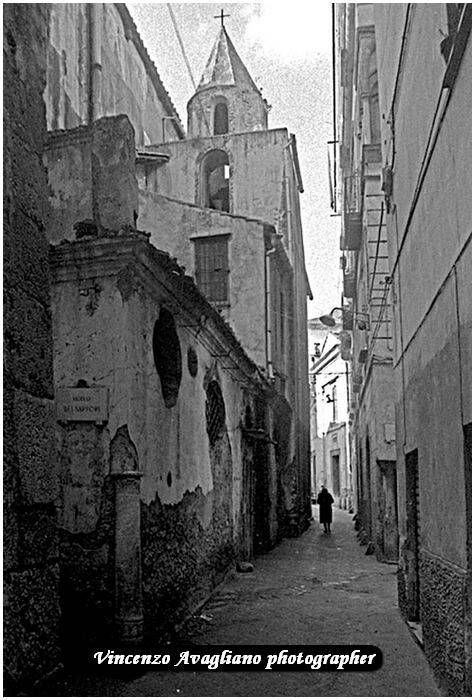 Prince Guaimar II had a lower bell tower built than the Chapel in 920. Recent excavations suggest that the current bell tower dates from after the 10th century.