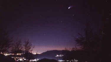 La cometa Hale-Bopp, definita C/1995 O1, è stata la cometa più osservata ed una delle più luminose. Fu visibile ad occhio nudo per ben 18 mesi. Fu scoperta il 23 luglio 1995